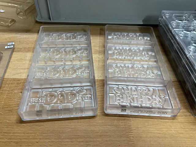 Chocolate world lot chocoladevormen “voetbal” / “erotiek” / “vader-moederdag - 46 stuks (46x) - afbeelding 11 van  15