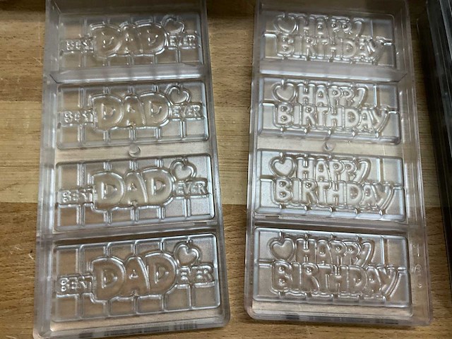 Chocolate world lot chocoladevormen “voetbal” / “erotiek” / “vader-moederdag - 46 stuks (46x) - afbeelding 12 van  15