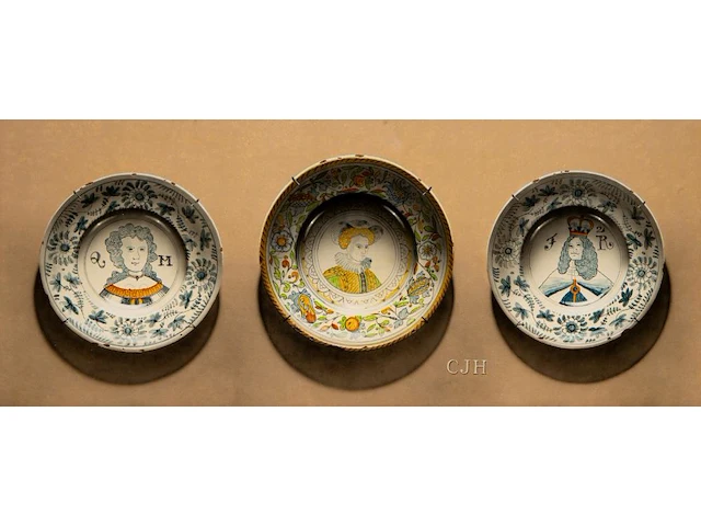 Christopher john harrison (1945), ‘17thc delft plates’, gouache on panel 40 x 95 cm. (15 3/4 x 37.39 in.), frame: 41.5 x 96.5 cm. (16.33 x 37.99 in.) - afbeelding 1 van  6
