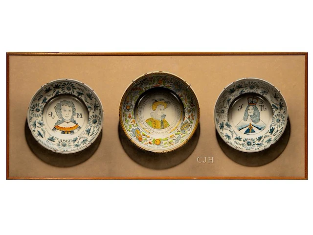 Christopher john harrison (1945), ‘17thc delft plates’, gouache on panel 40 x 95 cm. (15 3/4 x 37.39 in.), frame: 41.5 x 96.5 cm. (16.33 x 37.99 in.) - afbeelding 2 van  6