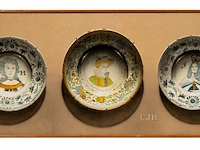 Christopher john harrison (1945), ‘17thc delft plates’, gouache on panel 40 x 95 cm. (15 3/4 x 37.39 in.), frame: 41.5 x 96.5 cm. (16.33 x 37.99 in.) - afbeelding 2 van  6