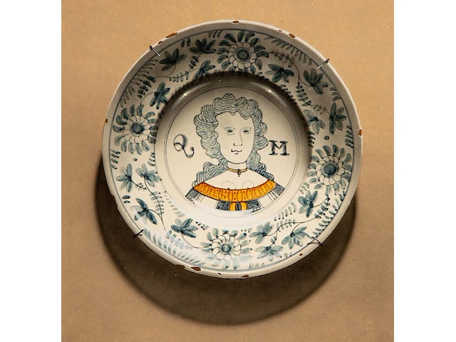 Christopher john harrison (1945), ‘17thc delft plates’, gouache on panel 40 x 95 cm. (15 3/4 x 37.39 in.), frame: 41.5 x 96.5 cm. (16.33 x 37.99 in.) - afbeelding 4 van  6