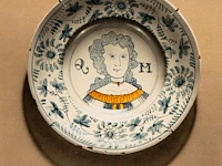 Christopher john harrison (1945), ‘17thc delft plates’, gouache on panel 40 x 95 cm. (15 3/4 x 37.39 in.), frame: 41.5 x 96.5 cm. (16.33 x 37.99 in.) - afbeelding 4 van  6