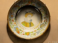 Christopher john harrison (1945), ‘17thc delft plates’, gouache on panel 40 x 95 cm. (15 3/4 x 37.39 in.), frame: 41.5 x 96.5 cm. (16.33 x 37.99 in.) - afbeelding 5 van  6