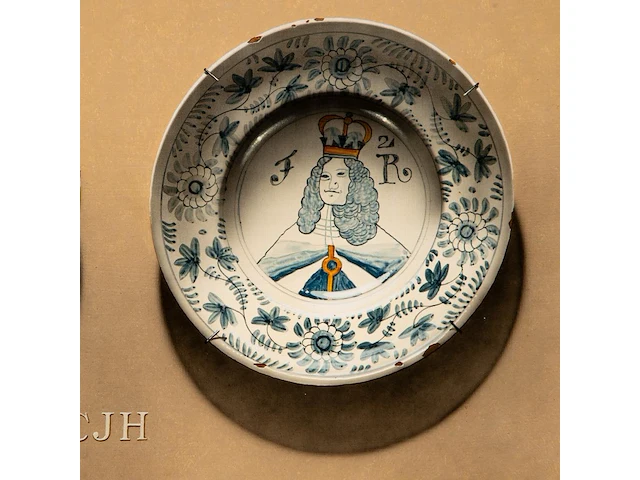 Christopher john harrison (1945), ‘17thc delft plates’, gouache on panel 40 x 95 cm. (15 3/4 x 37.39 in.), frame: 41.5 x 96.5 cm. (16.33 x 37.99 in.) - afbeelding 6 van  6