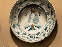 Christopher john harrison (1945), ‘17thc delft plates’, gouache on panel 40 x 95 cm. (15 3/4 x 37.39 in.), frame: 41.5 x 96.5 cm. (16.33 x 37.99 in.) - afbeelding 6 van  6