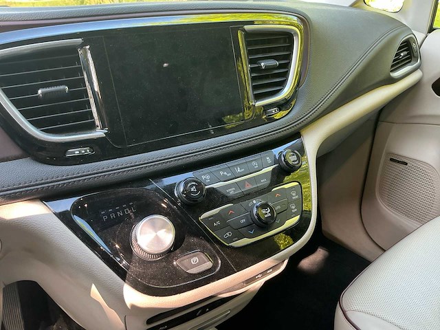 Chrysler - pacifica - crew cab lichte vracht limited full option - 2017 - afbeelding 16 van  54