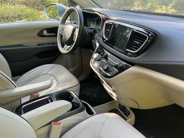 Chrysler - pacifica - crew cab lichte vracht limited full option - 2017 - afbeelding 27 van  54