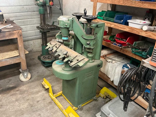 Chuet gereedschapsfreesmachine - afbeelding 1 van  7