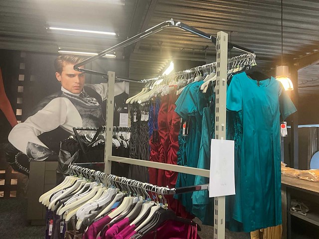 Circa 11,50 lopende meter hoge modulaire winkelrekken - afbeelding 6 van  15