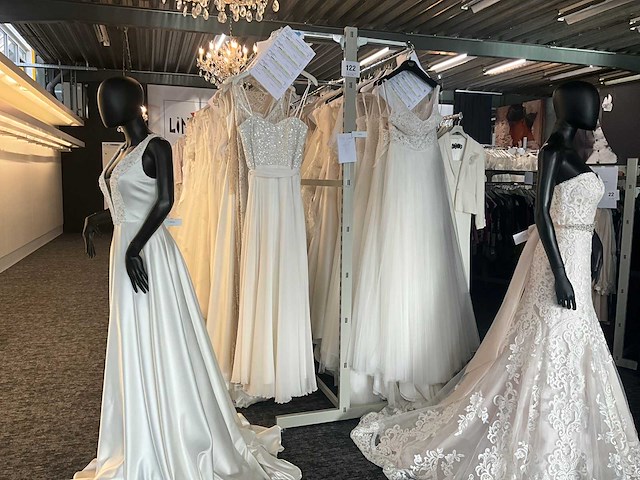 Circa 11,50 lopende meter hoge modulaire winkelrekken - afbeelding 1 van  15