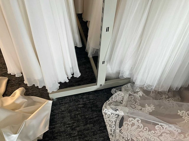 Circa 11,50 lopende meter hoge modulaire winkelrekken - afbeelding 11 van  15