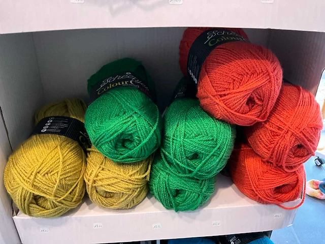 Circa 127 scheepjes color craft anti piling diverse brei en haakgarens - afbeelding 18 van  20
