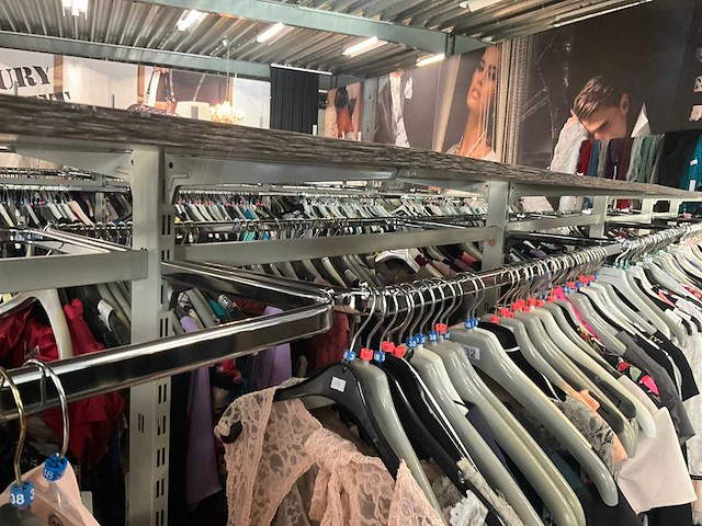 Circa 19 lopende meter lage modulaire winkelrekken - afbeelding 2 van  15