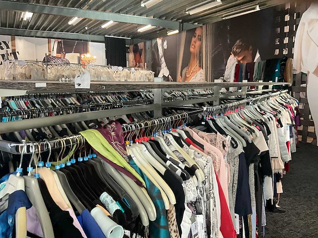 Circa 19 lopende meter lage modulaire winkelrekken - afbeelding 4 van  15