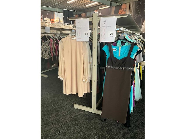 Circa 19 lopende meter lage modulaire winkelrekken - afbeelding 9 van  15