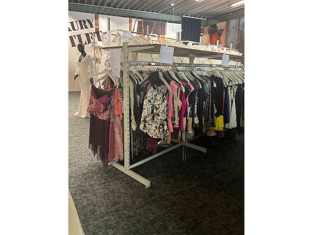 Circa 19 lopende meter lage modulaire winkelrekken - afbeelding 10 van  15