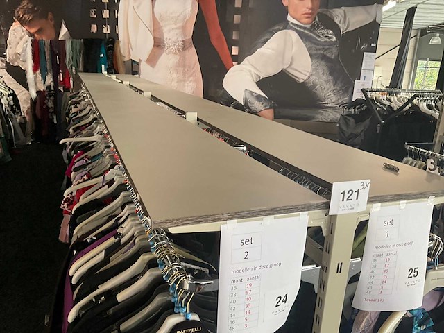 Circa 19 lopende meter lage modulaire winkelrekken - afbeelding 13 van  15