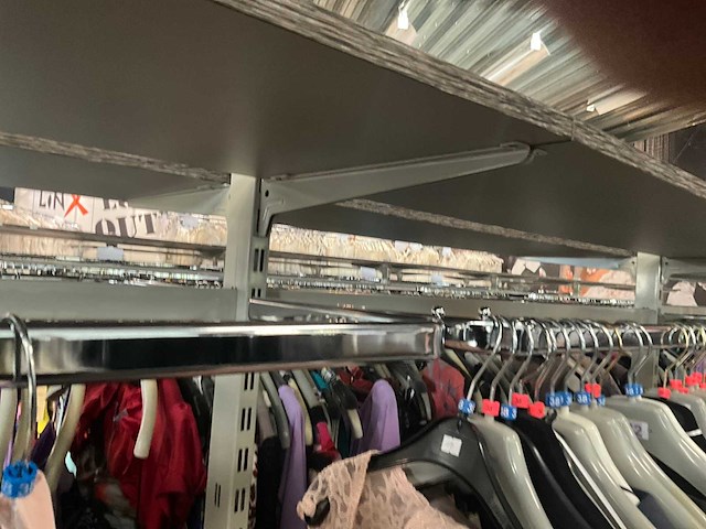 Circa 19 lopende meter lage modulaire winkelrekken - afbeelding 15 van  15