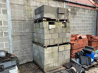 Circa 200 betonstenen (200x) - afbeelding 1 van  4