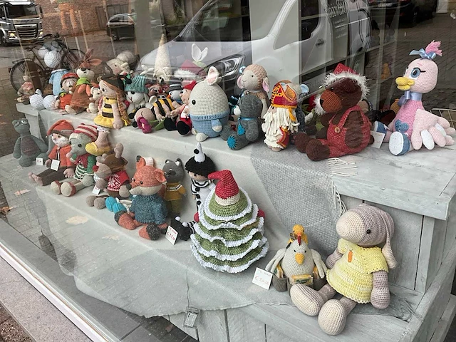 Circa 61 gehaakte poppen & knuffels - afbeelding 1 van  17