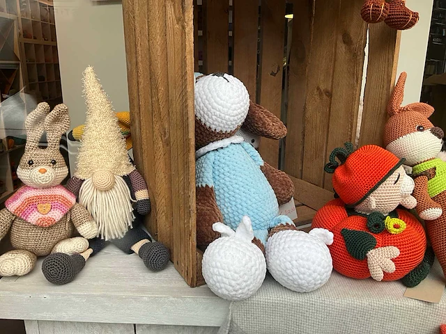 Circa 61 gehaakte poppen & knuffels - afbeelding 10 van  17