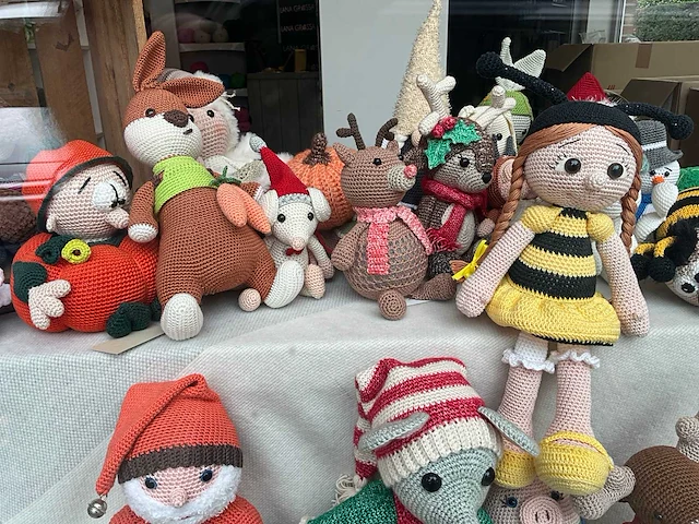 Circa 61 gehaakte poppen & knuffels - afbeelding 11 van  17