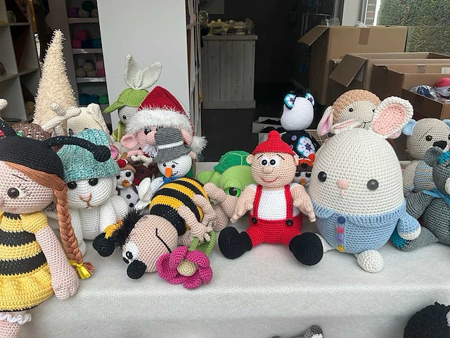 Circa 61 gehaakte poppen & knuffels - afbeelding 12 van  17