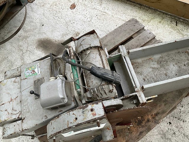 Cirkelzaagmachine op voet - afbeelding 4 van  6