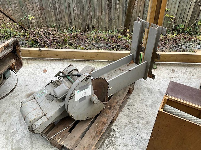 Cirkelzaagmachine op voet - afbeelding 6 van  6