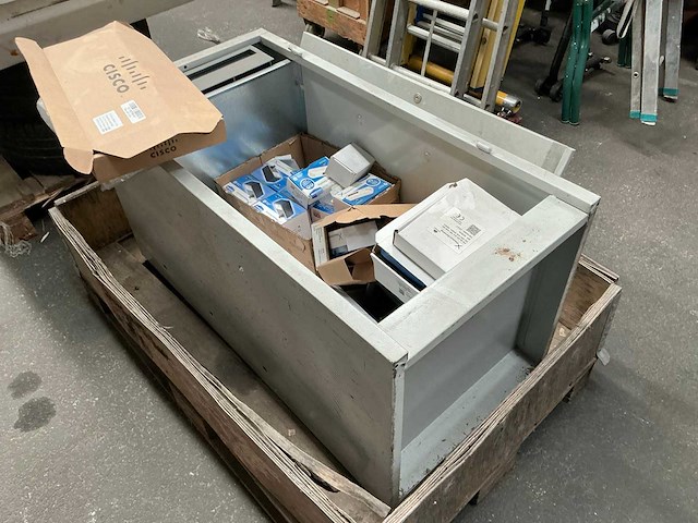 Cisco / freecom / pressac partij computeronderdelen in metalen kast - afbeelding 2 van  9