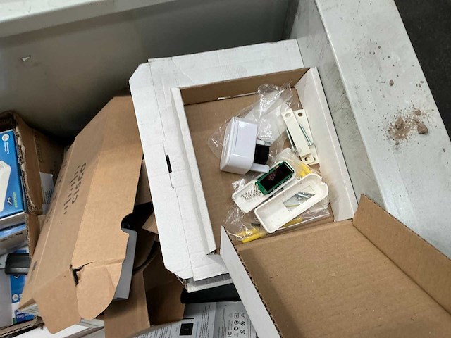 Cisco / freecom / pressac partij computeronderdelen in metalen kast - afbeelding 4 van  9