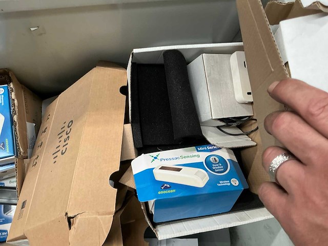 Cisco / freecom / pressac partij computeronderdelen in metalen kast - afbeelding 5 van  9