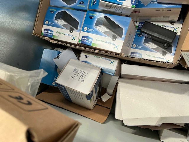 Cisco / freecom / pressac partij computeronderdelen in metalen kast - afbeelding 8 van  9