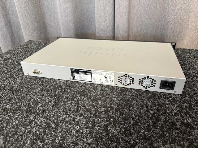 Cisco sf300-24p poe netwerk switch - afbeelding 4 van  5