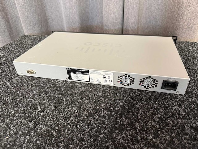 Cisco sf300-24p poe netwerk switch - afbeelding 2 van  3