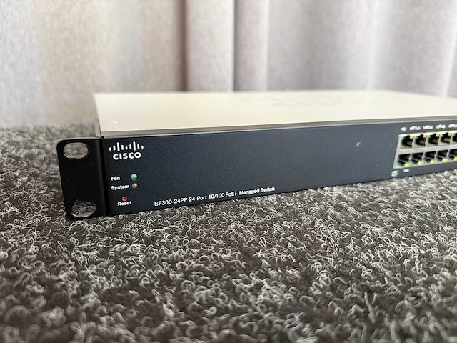 Cisco sf300-24p poe netwerk switch - afbeelding 3 van  5