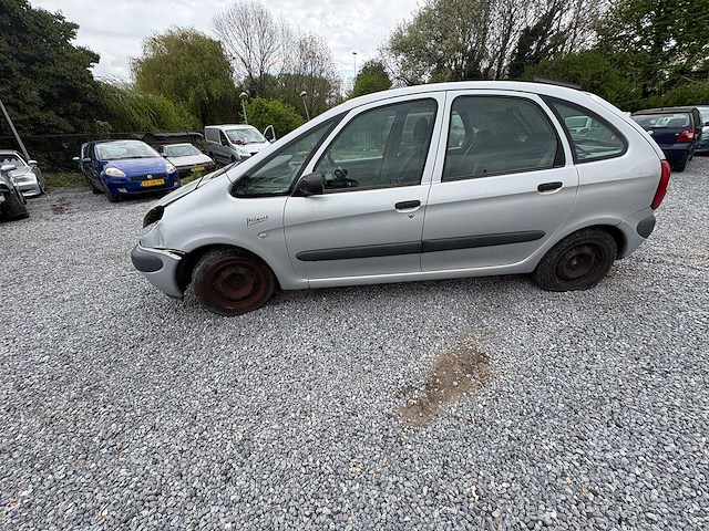 Citroen - xsara picasso - 1.8i-16v différence2 - car - 2004 - afbeelding 1 van  12