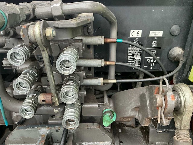 Claas - axos 310 type a22 - 4-wheel drive tractor - 2010 - afbeelding 16 van  32