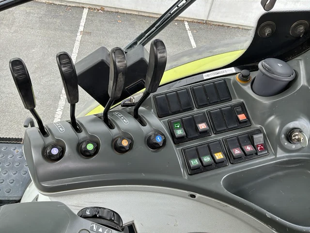 Claas 830 axion vierwielaangedreven tractor - afbeelding 14 van  34