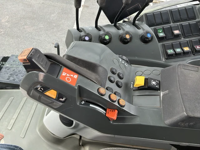 Claas 830 axion vierwielaangedreven tractor - afbeelding 16 van  34