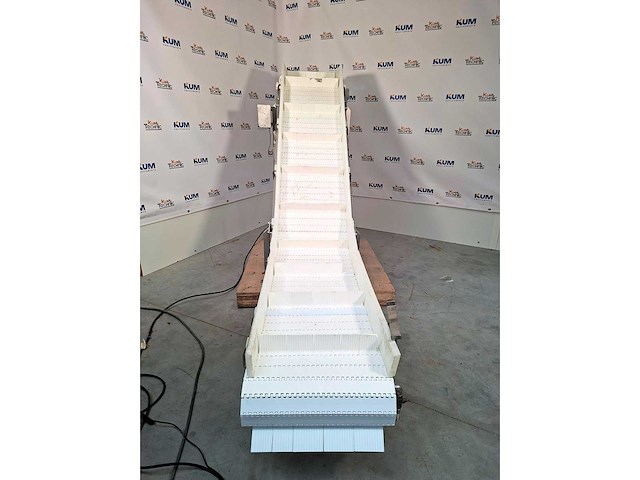 Cleated belt elevator transporteur - - afbeelding 1 van  4