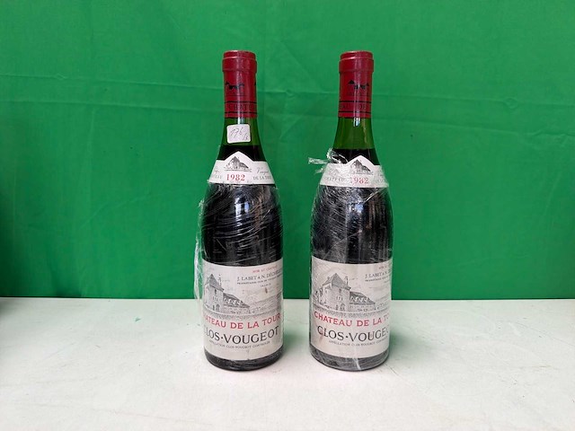 Clos-vougeot grand cru 1982 van château de la tour, bourgogne. oude grand cru pinot noir afkomstig uit een van de bekendste wijngaarden van de côte de nuits. (2x) - afbeelding 1 van  4