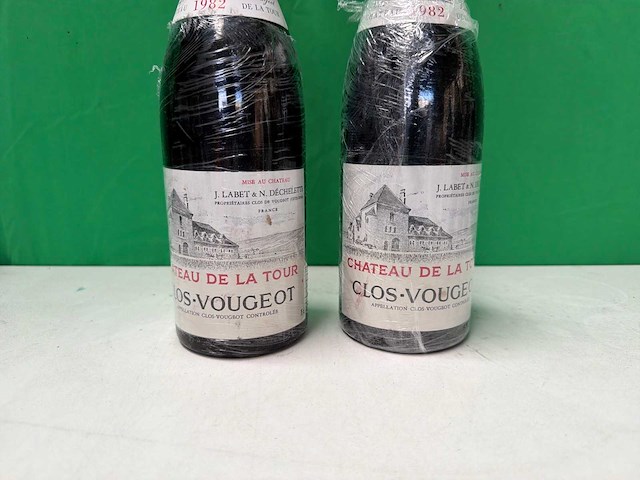 Clos-vougeot grand cru 1982 van château de la tour, bourgogne. oude grand cru pinot noir afkomstig uit een van de bekendste wijngaarden van de côte de nuits. (2x) - afbeelding 2 van  4