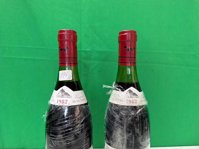 Clos-vougeot grand cru 1982 van château de la tour, bourgogne. oude grand cru pinot noir afkomstig uit een van de bekendste wijngaarden van de côte de nuits. (2x) - afbeelding 3 van  4