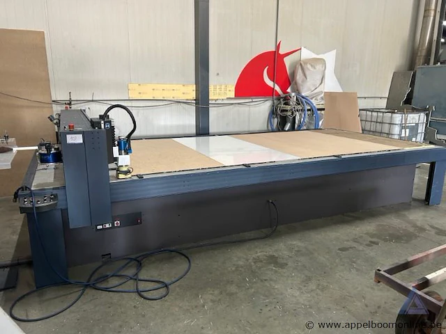 Cnc freesmachine van het merk cosign graphic systems. voorzien van een bedieningspaneel met vacuüm- en stofzuigerfuncties. 22646 werkuren - afbeelding 1 van  5