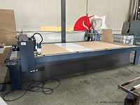 Cnc freesmachine van het merk cosign graphic systems. voorzien van een bedieningspaneel met vacuüm- en stofzuigerfuncties. 22646 werkuren