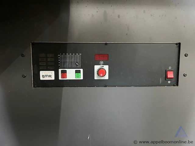 Cnc freesmachine van het merk cosign graphic systems. voorzien van een bedieningspaneel met vacuüm- en stofzuigerfuncties. 22646 werkuren - afbeelding 3 van  5