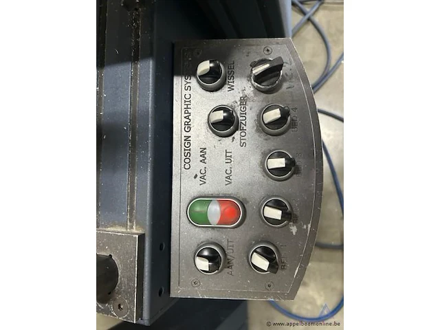 Cnc freesmachine van het merk cosign graphic systems. voorzien van een bedieningspaneel met vacuüm- en stofzuigerfuncties. 22646 werkuren - afbeelding 3 van  5