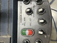 Cnc freesmachine van het merk cosign graphic systems. voorzien van een bedieningspaneel met vacuüm- en stofzuigerfuncties. 22646 werkuren - afbeelding 3 van  5